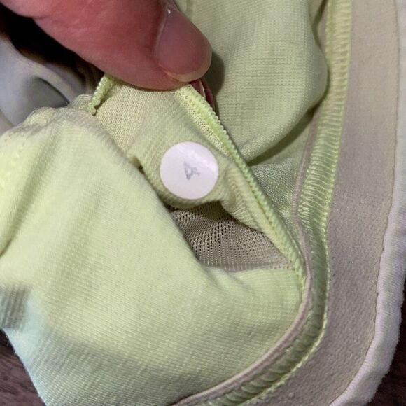 Lululemon Run: Hook Me Up Bra Wagon Stripe Faded Zap / Faded Zap Size 4 - Picture 7 of 7